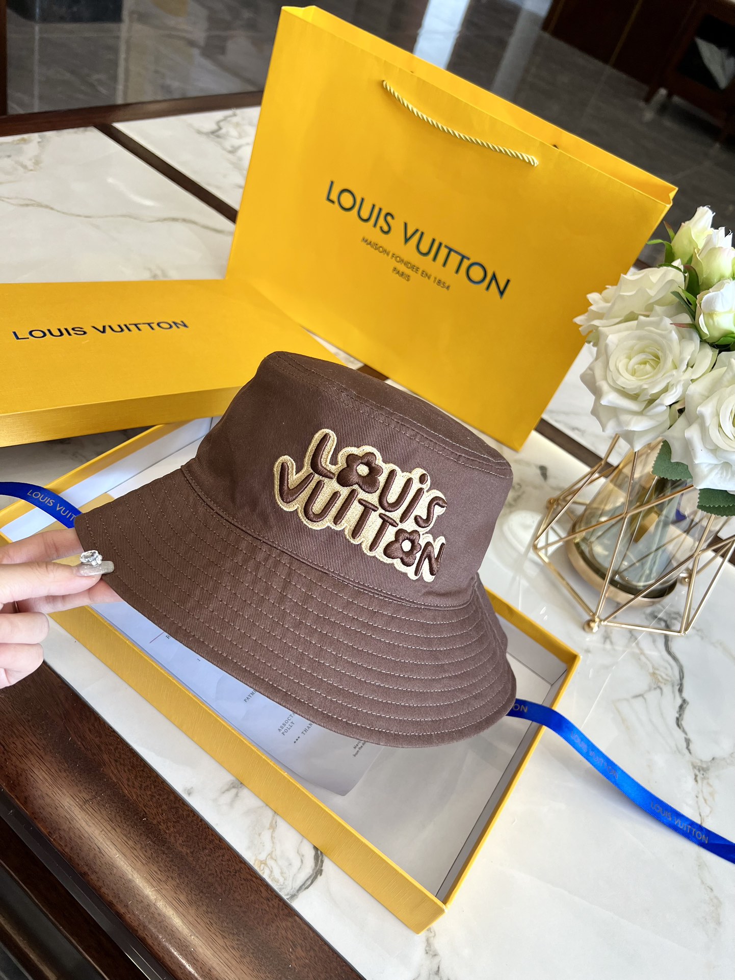 LV hat model 25
